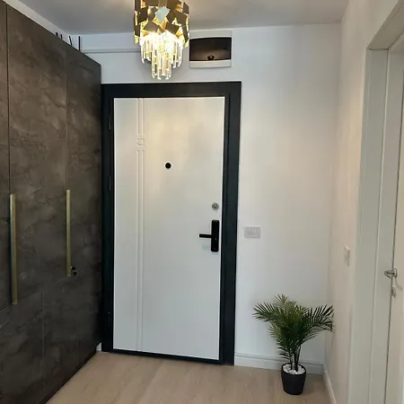 White Titanic Luxury Mamaia * Navodari