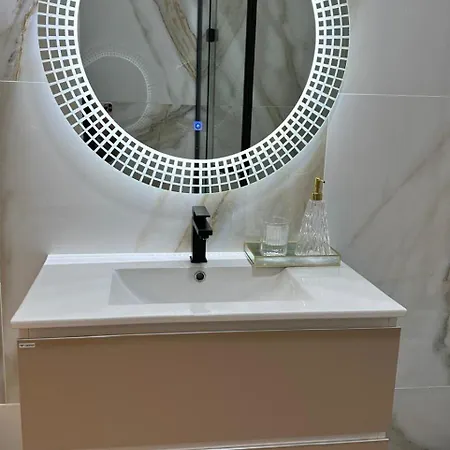 White Titanic Luxury Mamaia Apartment *
