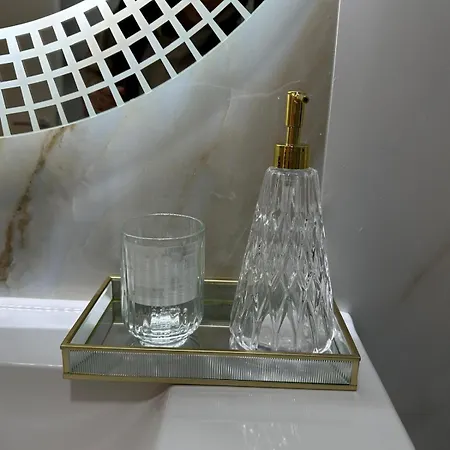 White Titanic Luxury Mamaia Apartment *