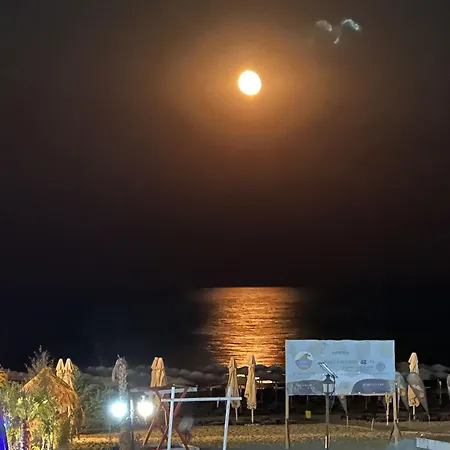 White Titanic Luxury Mamaia Navodari