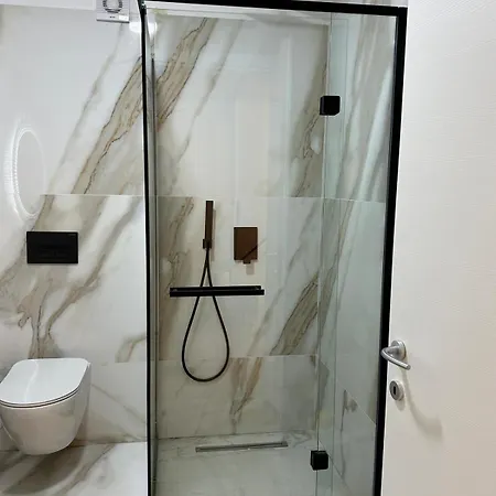 White Titanic Luxury Mamaia * Navodari