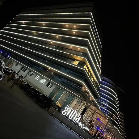 White Titanic Luxury Mamaia Apartment *