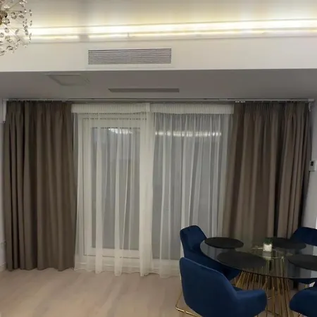 White Titanic Luxury Mamaia Apartment *