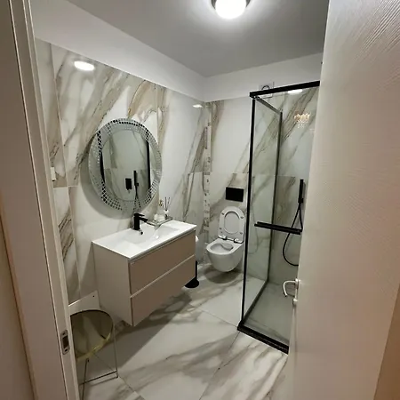 White Titanic Luxury Mamaia Apartment Navodari